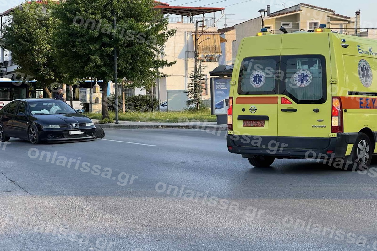 Το ένα αυτοκίνητο στο σημείο του τροχαίου / φωτό από onlarissa.gr