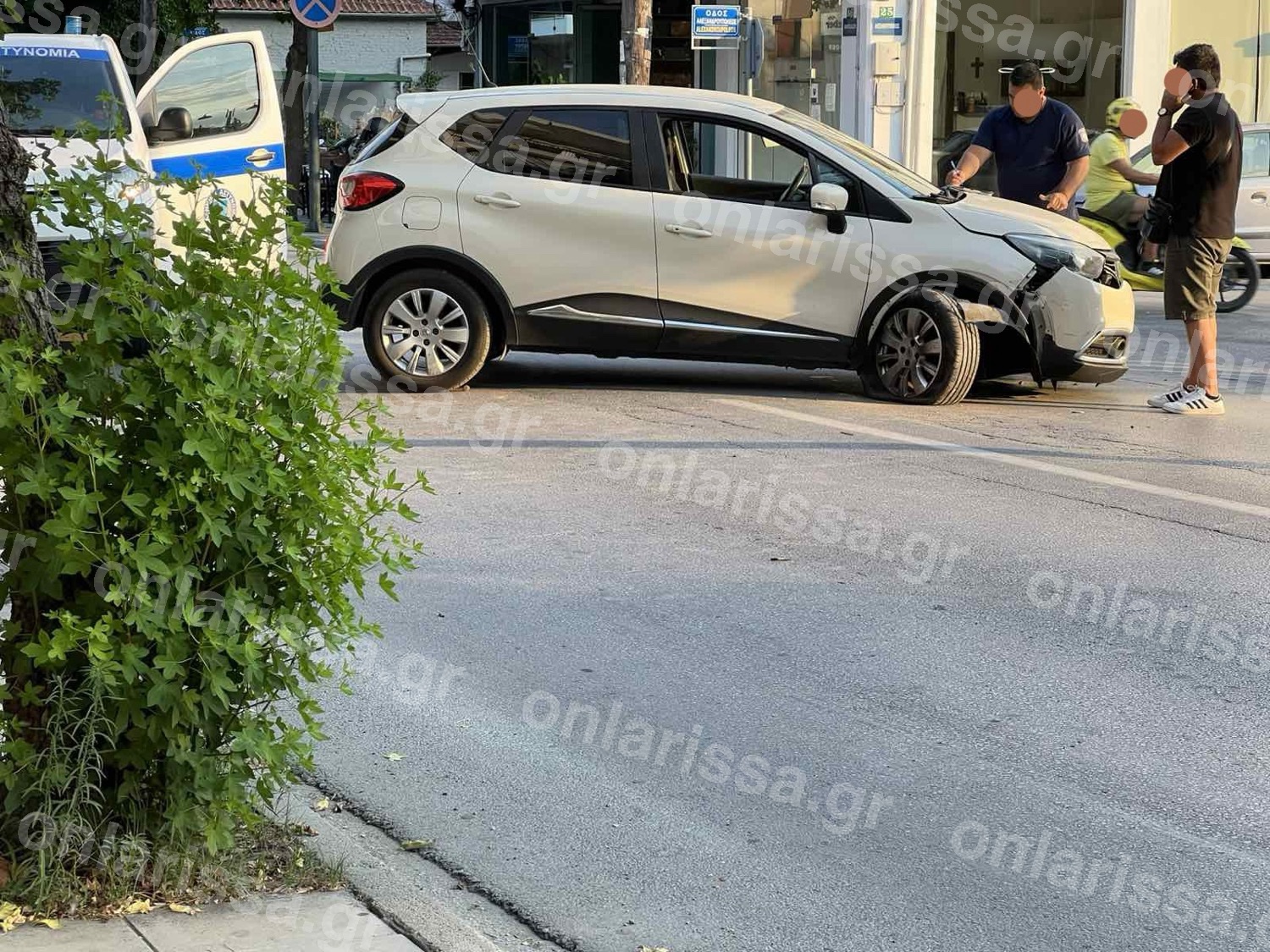 Το ένα αυτοκίνητο στο σημείο του τροχαίου / φωτό από onlarissa.gr