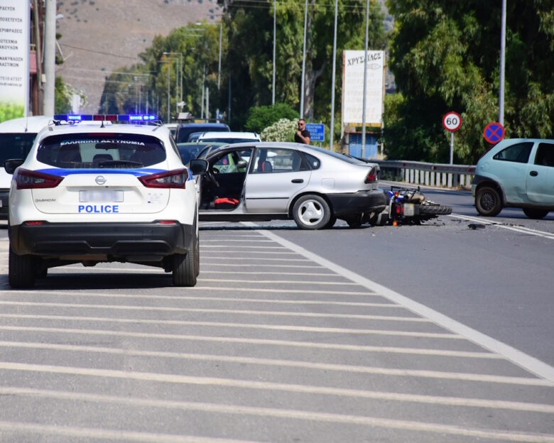 Τροχαίο στο Ζεφύρι: Οδηγός αυτοκίνητου χτύπησε 45χρονο μοτοσικλετιστή και τον εγκατέλειψε