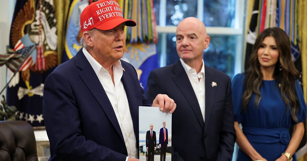 Trump boasts about his photo with Putin and states: “In 2 weeks we will know where I walk”