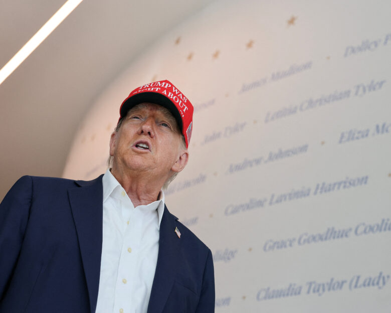 Viral στρατηγική και σύμβολα MAGA: Πώς ο Ντόναλντ Τραμπ επιβάλλει την εικόνα του στο διαδίκτυο