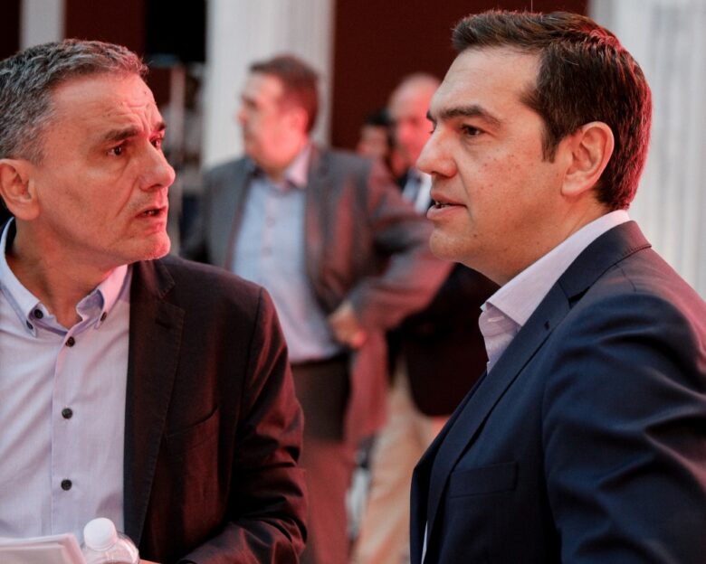 «Πυρά» από τον Ευκλείδη Τσακαλώτο στον Αλέξη Τσίπρα: Οι «παράλληλες αλήθειες» και οι απορίες