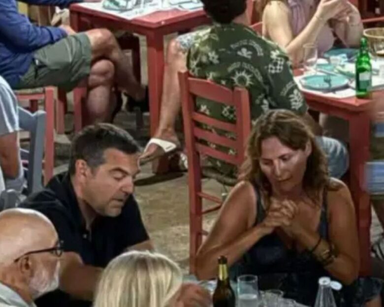 Ο Αλέξης Τσίπρας έκανε διακοπές στην Αστυπάλαια – Η φωτογραφία με τη σύζυγό του Μπέτυ Μπαζιάνα