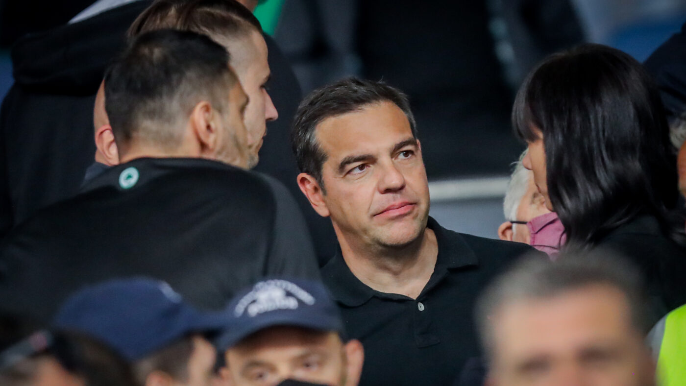 O Αλέξης Τσίπρας στο γήπεδο