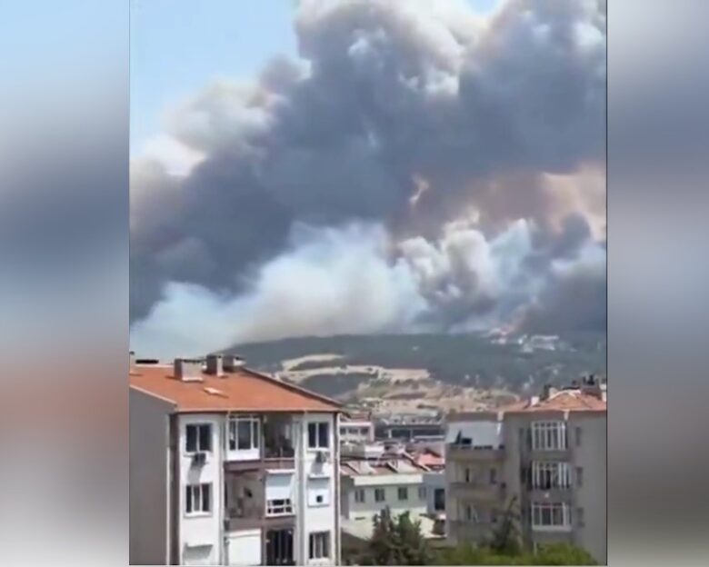Τουρκία: Μεγάλη φωτιά στα Δαρδανέλλια – Διακόπηκε η ναυσιπλοΐα λόγω καπνού