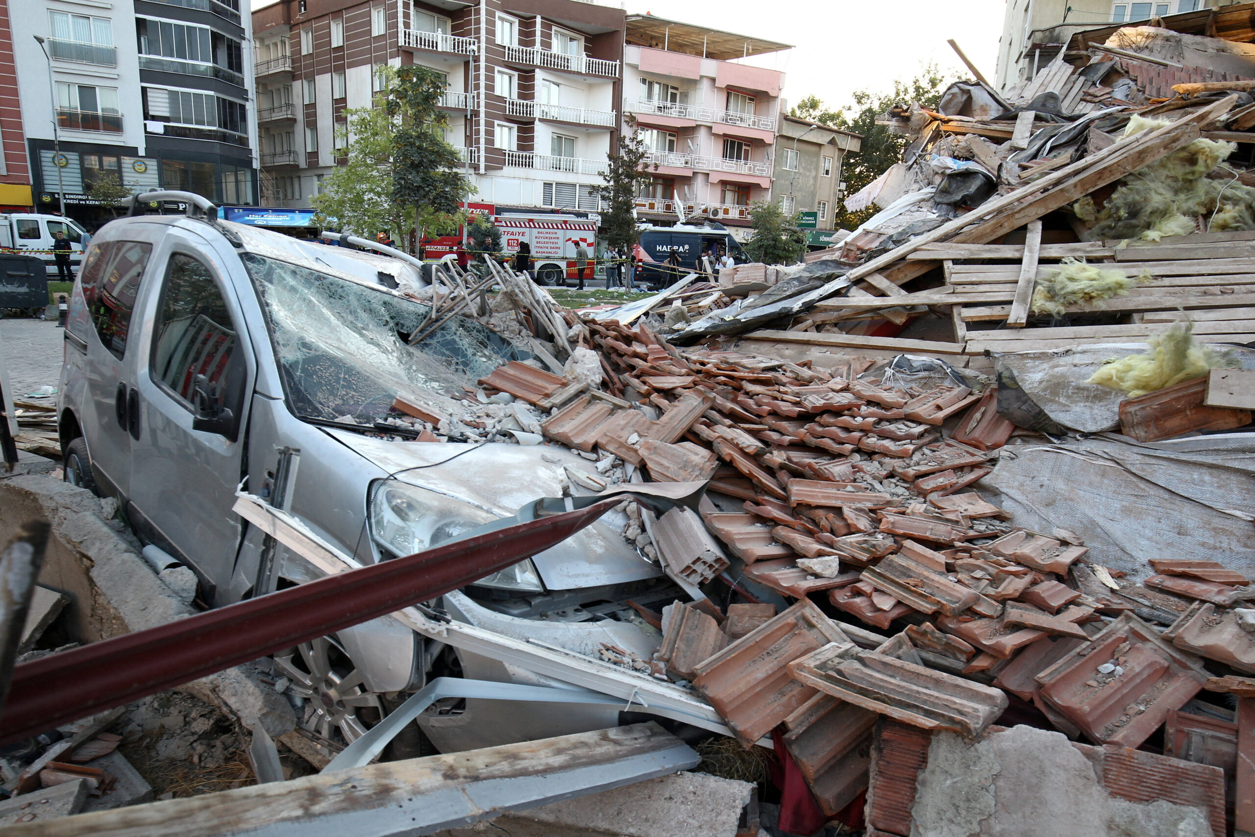 Κατεστραμμένο αυτοκίνητο μετά τον σεισμό στην Τουρκία