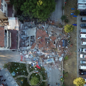 Ισοπεδωμένα κτίρια μετά τον σεισμό στην Τουρκία