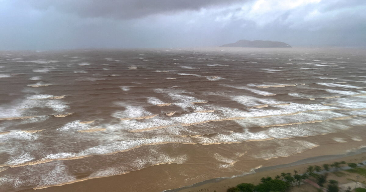 Vietnam in Hurricane Katziki’s “Eye” – over 325,000 residents leave their homes