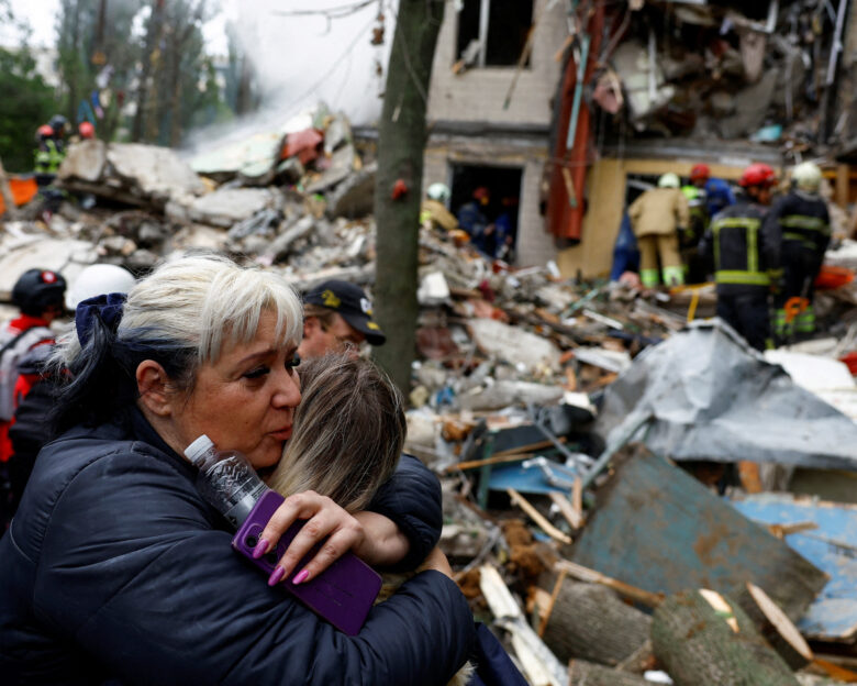Ουκρανία: 26 νεκροί, ανάμεσά τους τρία παιδιά, από ρωσικές επιδρομές στο Κίεβο – Ημέρα πένθους στην πρωτεύουσα