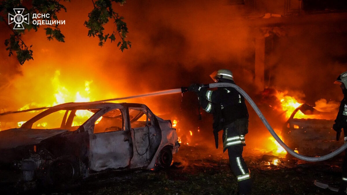 Ένας πυροσβέστης σβήνει καμένα αυτοκίνητα σε χώρο στάθμευσης μετά από επίθεση ρωσικού drone, εν μέσω της επίθεσης της Ρωσίας στην Ουκρανία