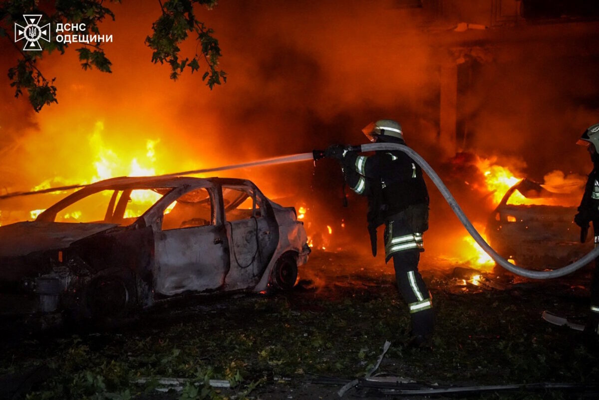 Ένας πυροσβέστης σβήνει καμένα αυτοκίνητα σε χώρο στάθμευσης μετά από επίθεση ρωσικού drone, εν μέσω της επίθεσης της Ρωσίας στην Ουκρανία, στην Οδησσό της Ουκρανίας