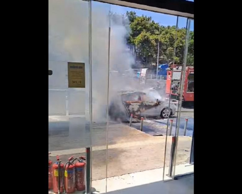 Ρέθυμνο: Βίντεο ντοκουμέντο από τη στιγμή που αυτοκίνητο τυλίγεται στις φλόγες στον κόμβο Ατσιποπούλου