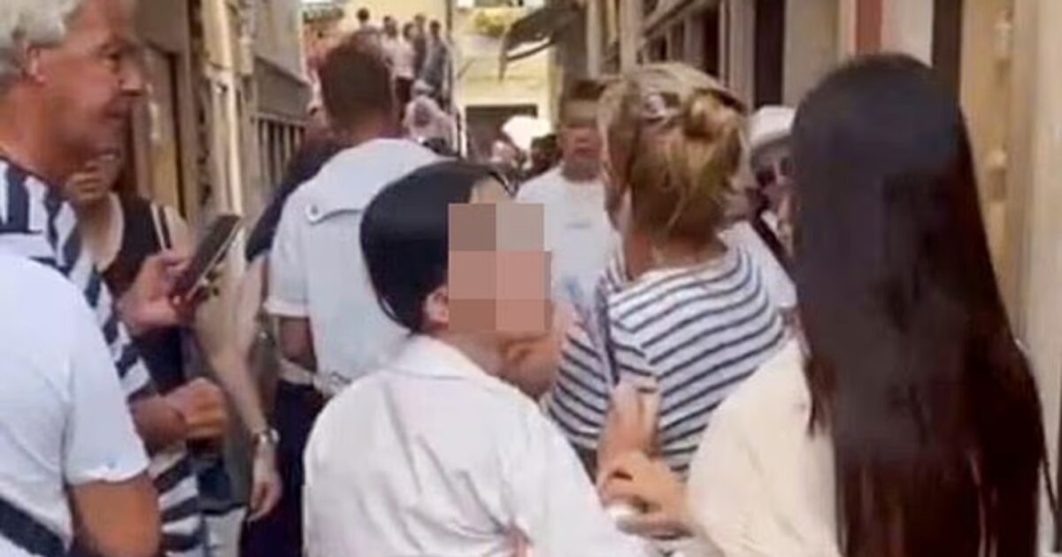 Venice: Tourist grabbed a minor thief from hair and holding it until the police came – watch video