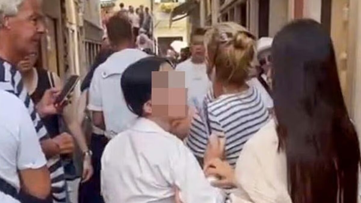 Γυναίκα κρατά ανήλικη που έκλεψε στη Βενετία