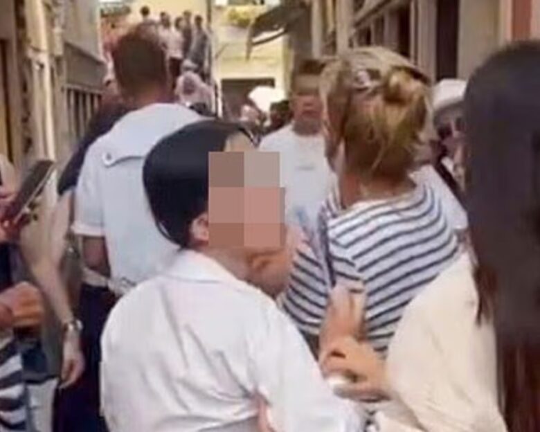 Βενετία: Τουρίστρια άρπαξε από τα μαλλιά ανήλικη κλέφτρα και την κρατούσε μέχρι να έρθει η αστυνομία – Δείτε βίντεο