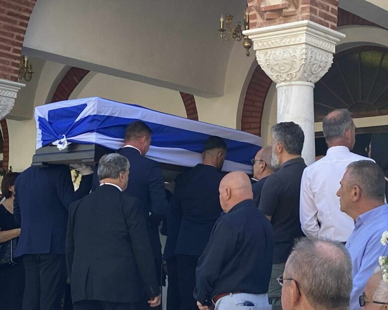Απόστολος Βεσυρόπουλος: Πλήθος κόσμου στην κηδεία του – Τυλιγμένο με την ελληνική σημαία το φέρετρό του