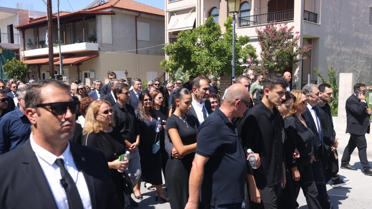 Η οικογένεια του Απόστολου Βεσυρόπουλου, ο Κυριάκος Μητσοτάκης, πολιτικοί και πολίτες συνοδεύουν τη σορό του βουλευτή στο νεκροταφείο