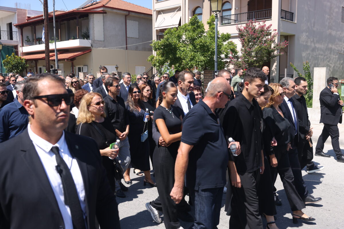 Η οικογένεια του Απόστολου Βεσυρόπουλου, ο Κυριάκος Μητσοτάκης, πολιτικοί και πολίτες συνοδεύουν τη σορό του βουλευτή στο νεκροταφείο