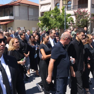 Η οικογένεια του Απόστολου Βεσυρόπουλου, ο Κυριάκος Μητσοτάκης, πολιτικοί και πολίτες συνοδεύουν τη σορό του βουλευτή στο νεκροταφείο