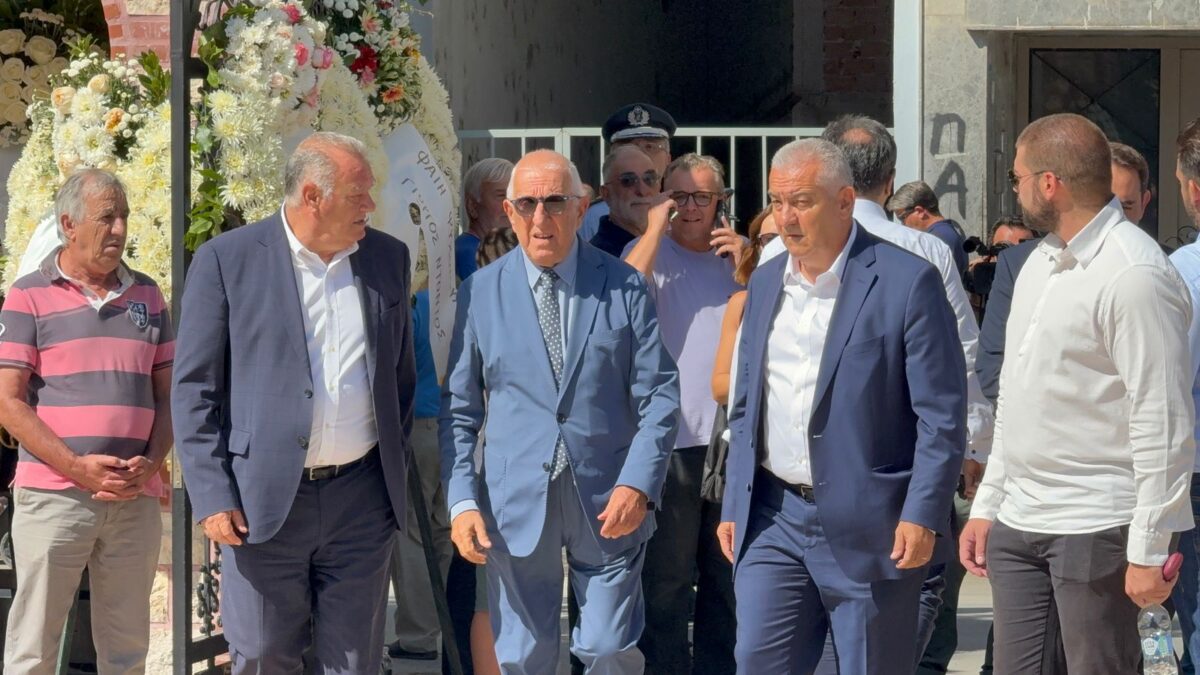 Θρήνος για τον Απόστολο Βεσυρόπουλο: Πλήθος κόσμου στην κηδεία του – Τυλιγμένο με την ελληνική σημαία το φέρετρό του 4 Η κηδεία του Απόστολου Βεσυρόπουλου