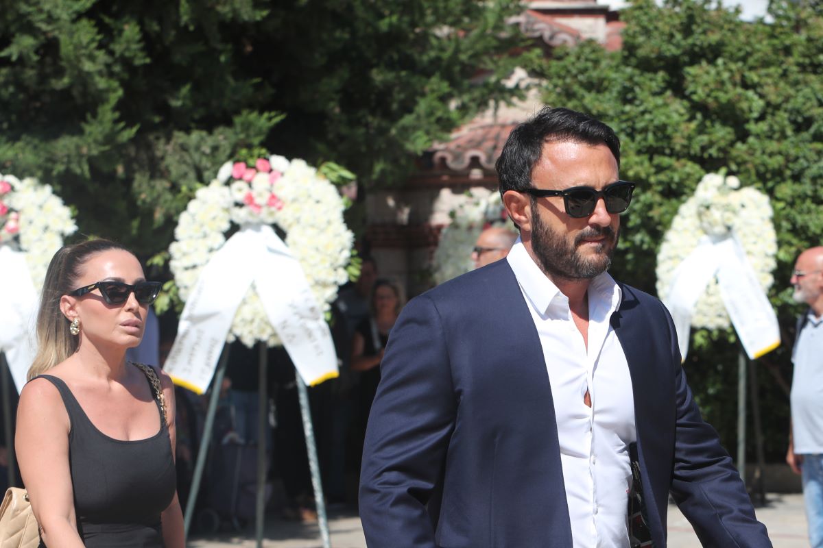 Η κηδεία του Απόστολου Βεσυρόπουλου