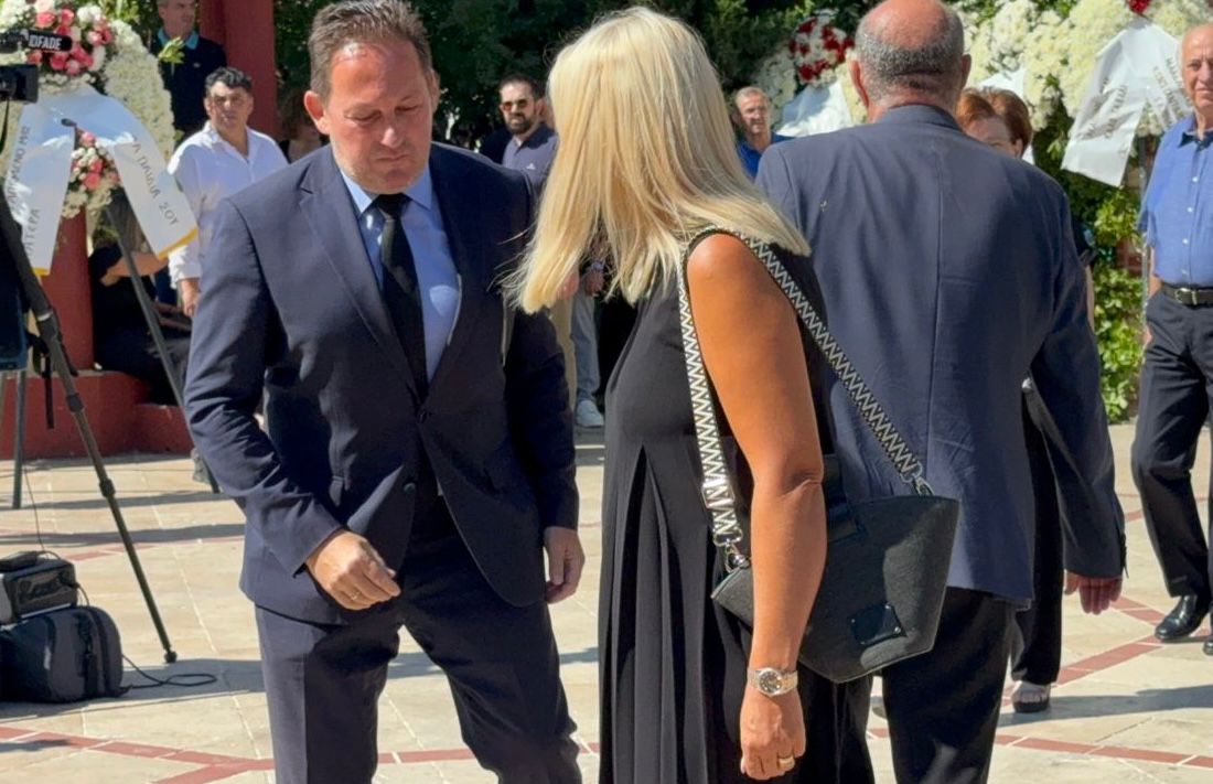 Θρήνος για τον Απόστολο Βεσυρόπουλο: Πλήθος κόσμου στην κηδεία του – Τυλιγμένο με την ελληνική σημαία το φέρετρό του 10 Κηδεία Απόστολου Βεσυρόπουλου
