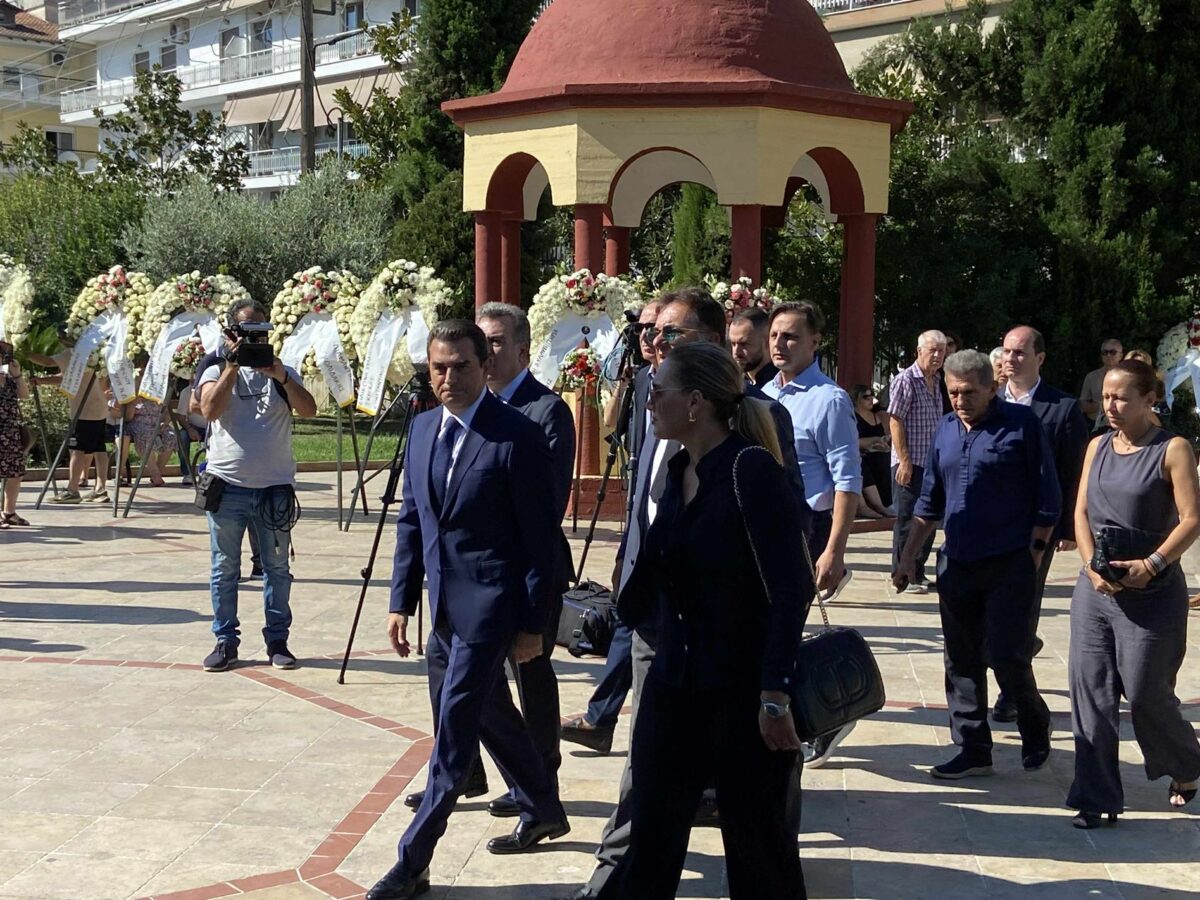 Θρήνος για τον Απόστολο Βεσυρόπουλο: Πλήθος κόσμου στην κηδεία του – Τυλιγμένο με την ελληνική σημαία το φέρετρό του 5 Η κηδεία του Απόστολου Βεσυρόπουλου