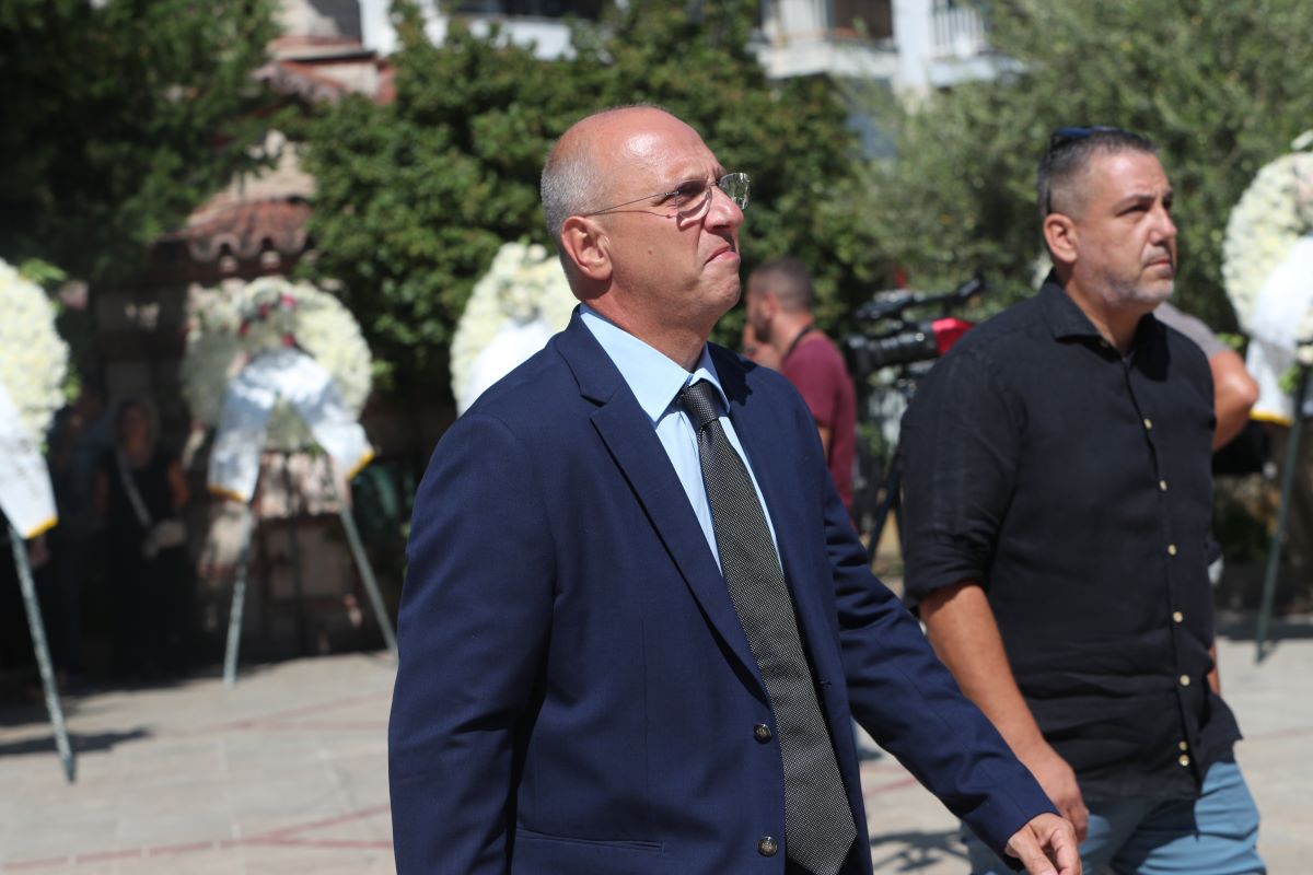 Θρήνος για τον Απόστολο Βεσυρόπουλο: Πλήθος κόσμου στην κηδεία του – Τυλιγμένο με την ελληνική σημαία το φέρετρό του 11 Η κηδεία του Απόστολου Βεσυρόπουλου