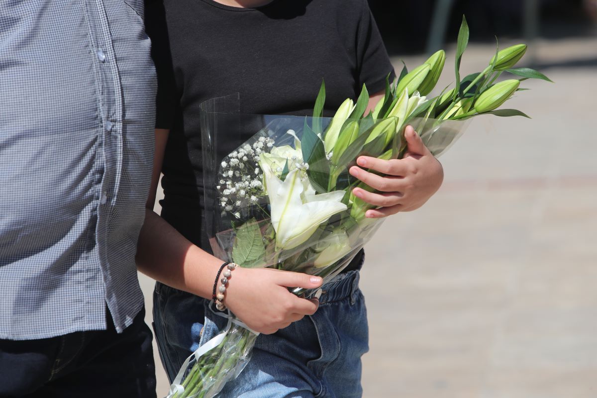 Ανθοδέσμη στην κηδεία του Απόστολου Βεσυρόπουλου
