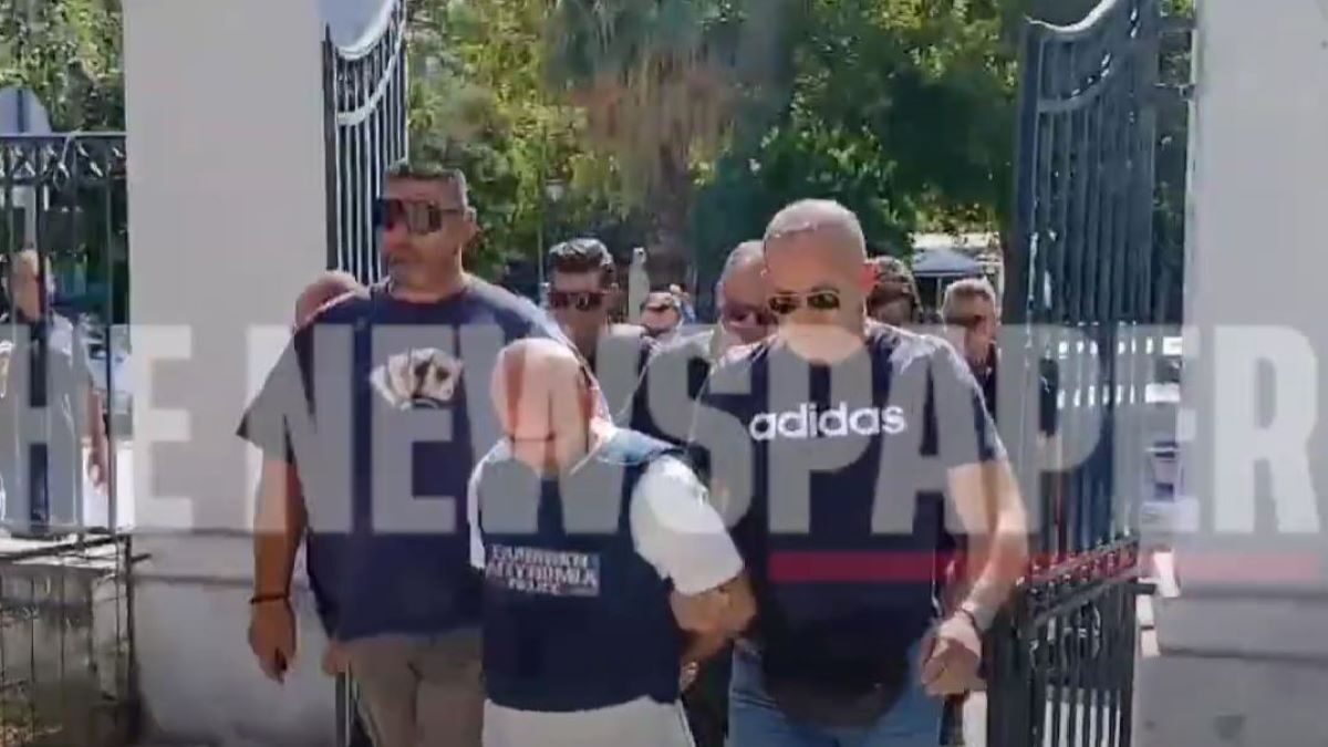 Η στιγμή που ο 40χρονος δράστης της γυναικοκτονίας μεταφέρεται στον εισαγγελέα στον Βόλο