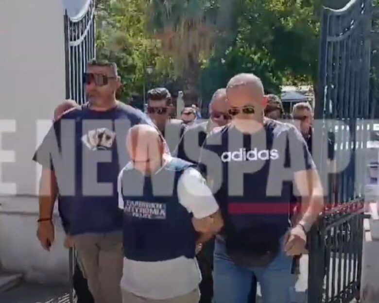 Γυναικοκτονία στον Βόλο: Στον εισαγγελέα ο 40χρονος – Με σκυμμένο το κεφάλι και αλεξίσφαιρο γιλέκο