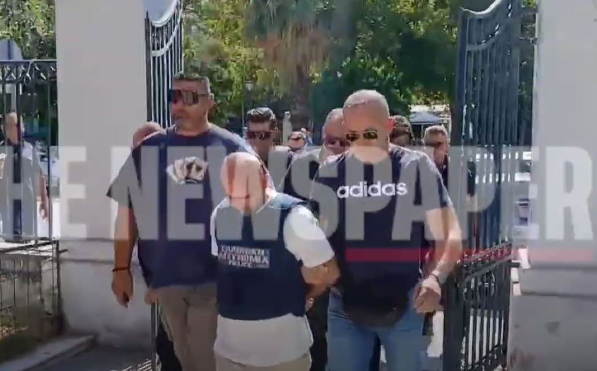 Η στιγμή που ο 40χρονος δράστης της γυναικοκτονίας μεταφέρεται στον εισαγγελέα στον Βόλο