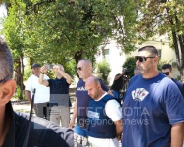Ο 40χρονος δράστης της γυναικοκτονίας μετά την εμφάνισή του στον εισαγγελέα στον Βόλο