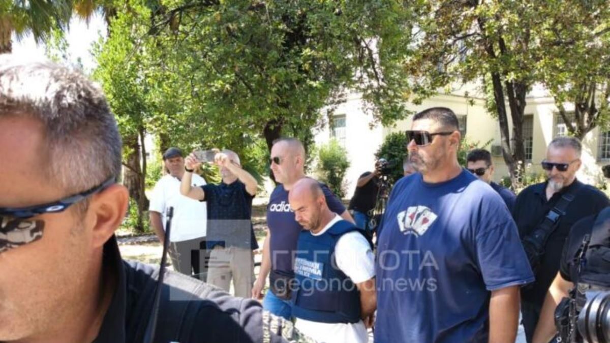 Ο 40χρονος δράστης της γυναικοκτονίας μετά την εμφάνισή του στον εισαγγελέα στον Βόλο