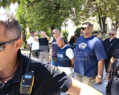 Ο 40χρονος δράστης της γυναικοκτονίας μετά την εμφάνισή του στον εισαγγελέα στον Βόλο