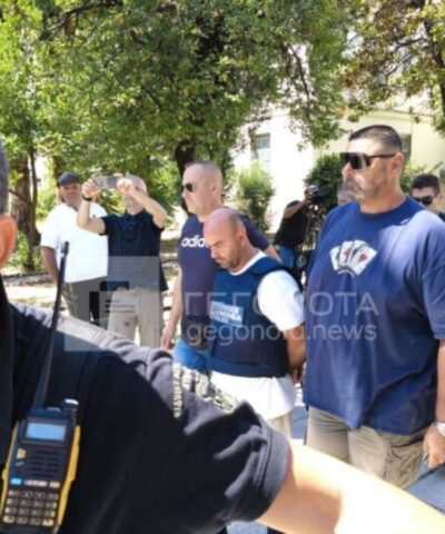 Ο 40χρονος δράστης της γυναικοκτονίας μετά την εμφάνισή του στον εισαγγελέα στον Βόλο