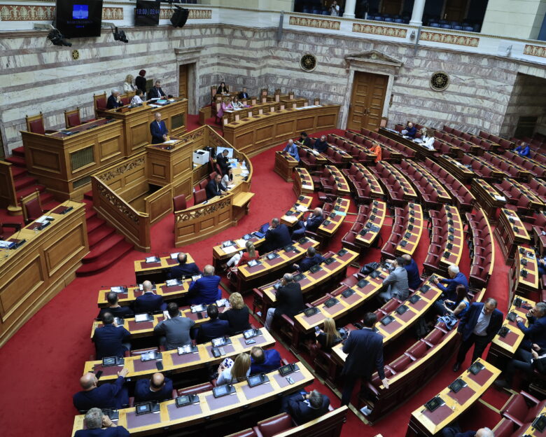 Κατατέθηκε στη Βουλή το νομοσχέδιο για τις επιστροφές πολιτών τρίτων χωρών – Προβλέπει ποινή φυλάκισης για όσους παραμένουν παράνομα μετά την απόρριψη