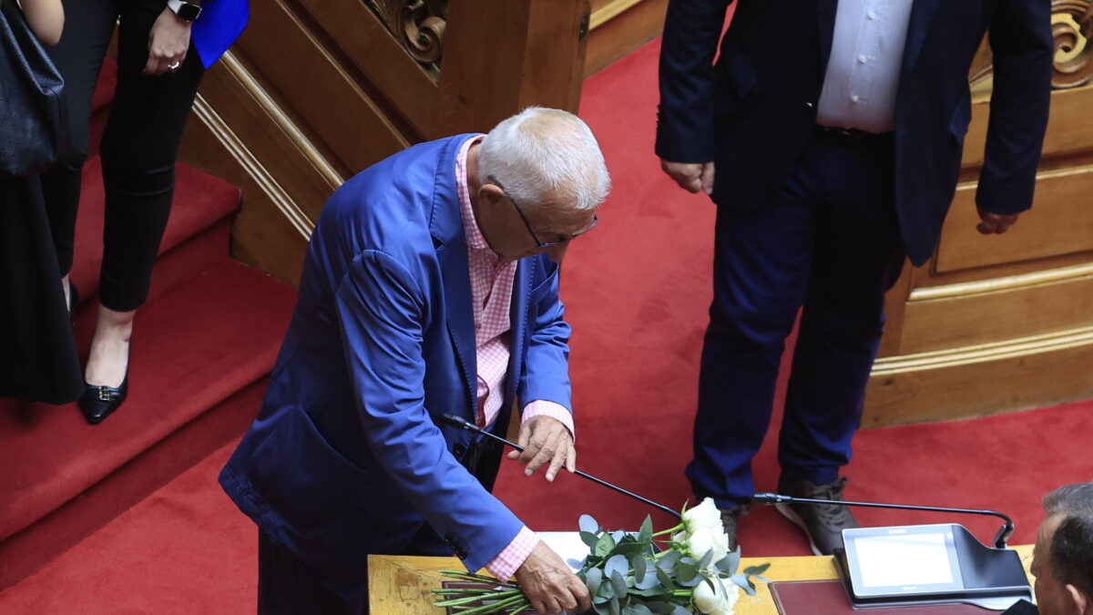 Ο Νικήτας Κακλαμάνης αφήνει λουλούδια στη θέση του Απόστολου Βεσυρόπουλου