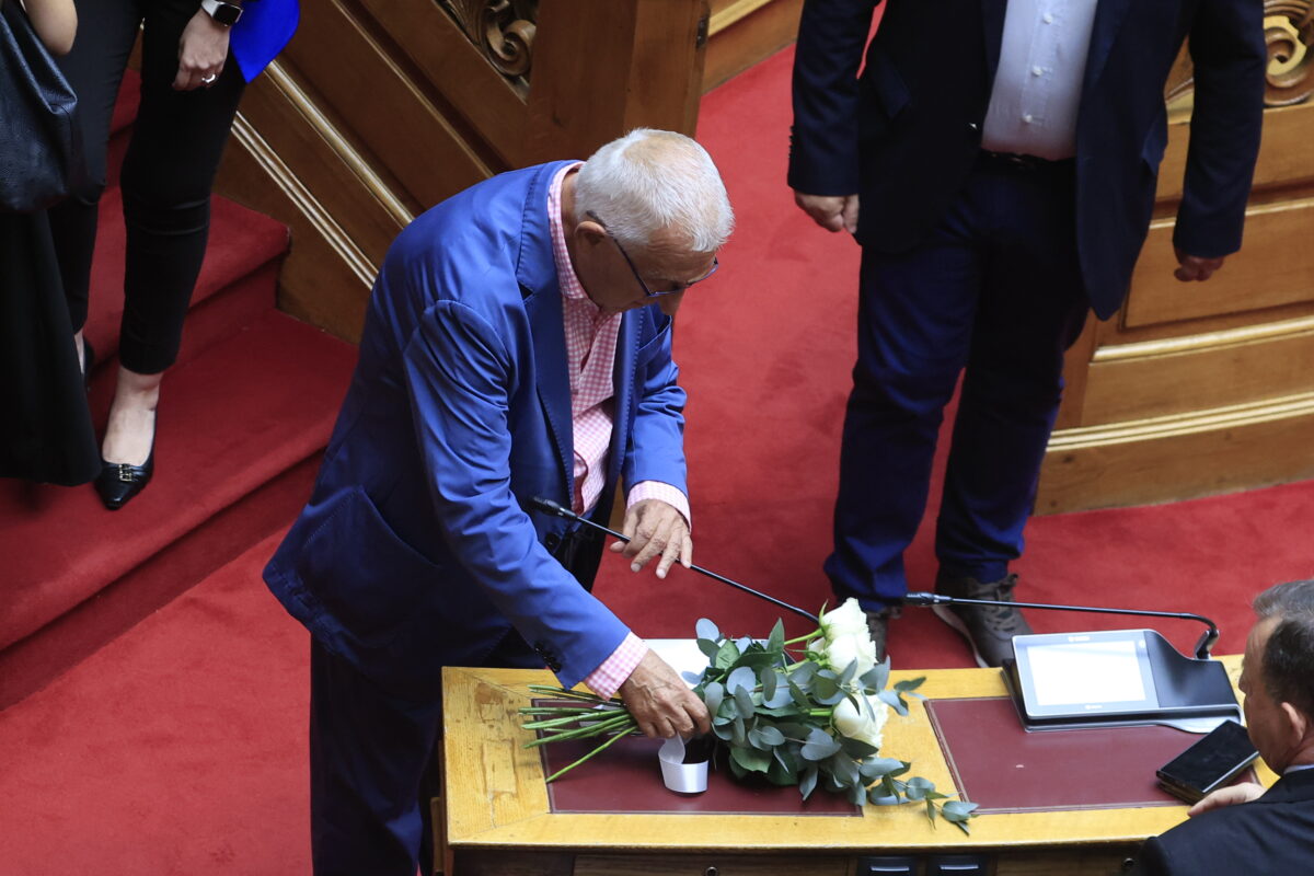 Ο Νικήτας Κακλαμάνης αφήνει λουλούδια στη θέση του Απόστολου Βεσυρόπουλου