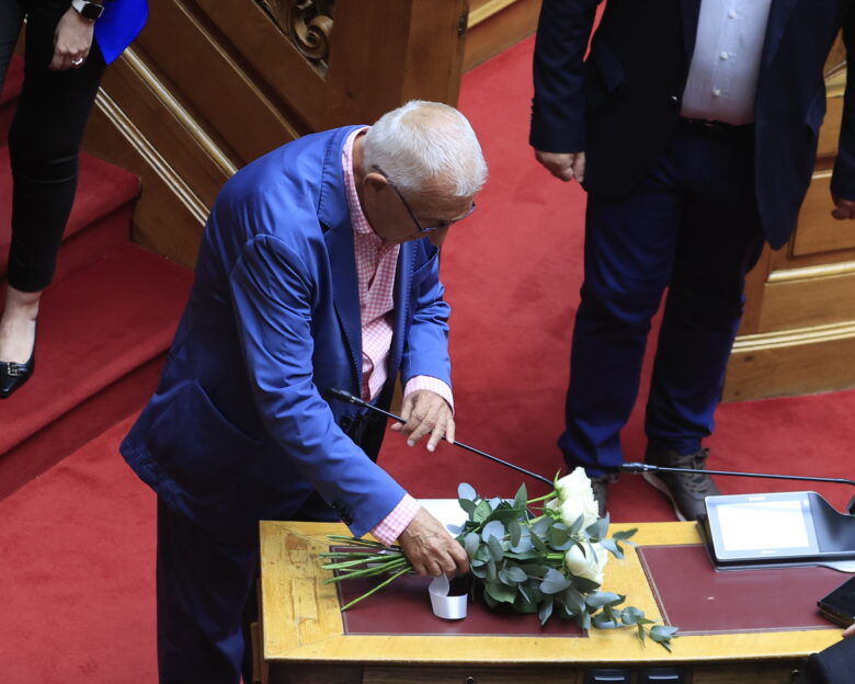 Απόστολος Βεσυρόπουλος: Λουλούδια και ενός λεπτού σιγή στη Βουλή για τον αδικοχαμένο βουλευτή της ΝΔ