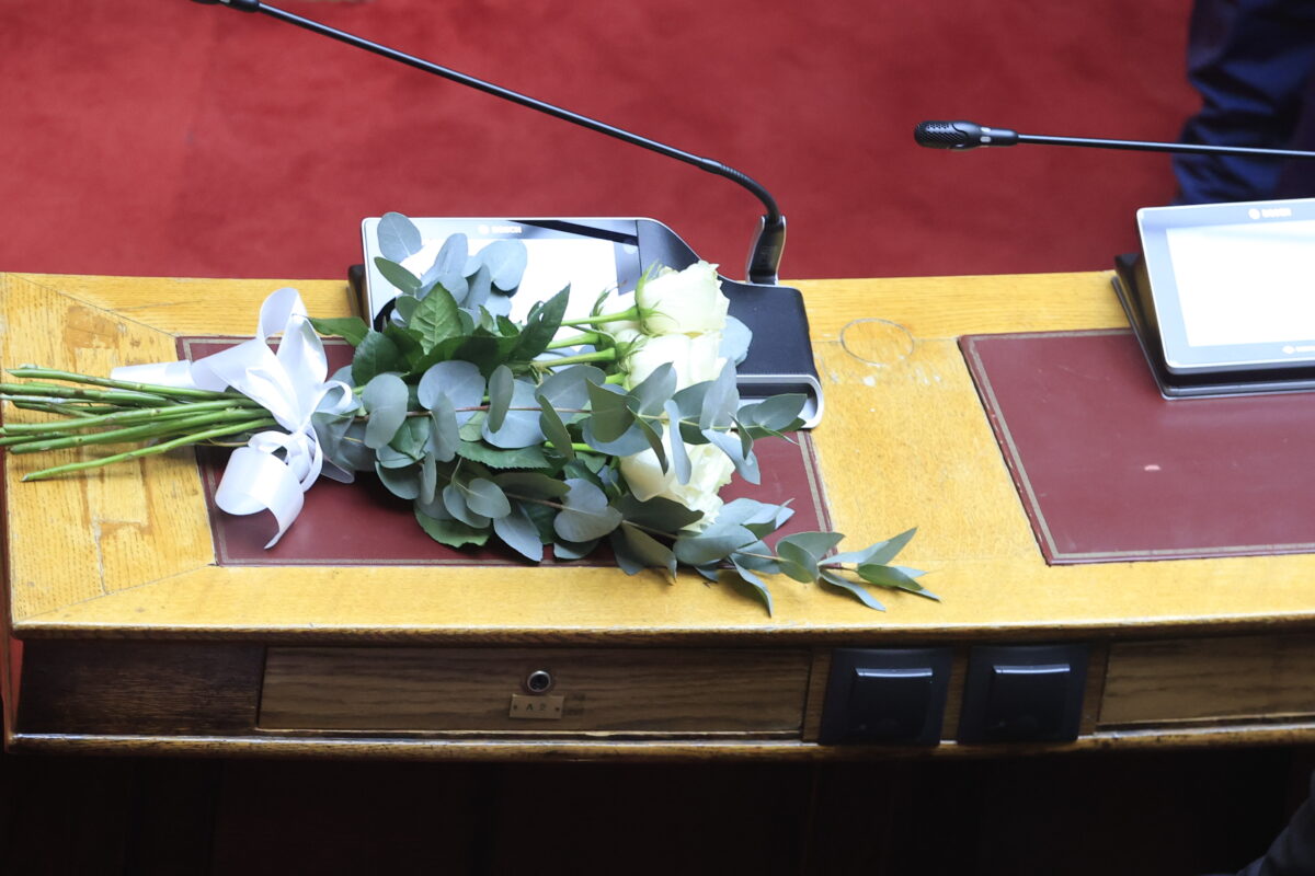 Λουλούδια στο έδρανο που καθόταν ο Απόστολος Βεσυρόπουλος