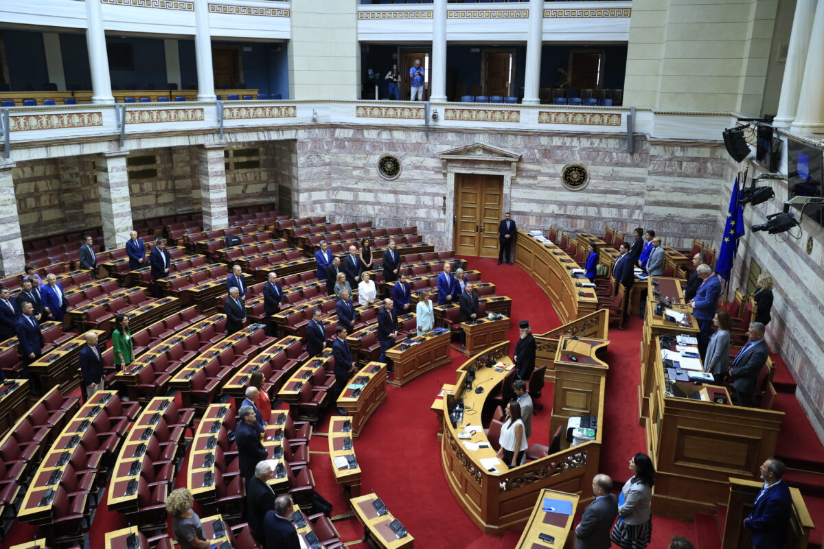 Ενός λεπτού σιγή στη μνήμη του Γενικού Γραμματέα κοινοβουλευτικήε ομάδας Νέας Δημοκρατίας Απόστολου Βεσυρόπουλου.