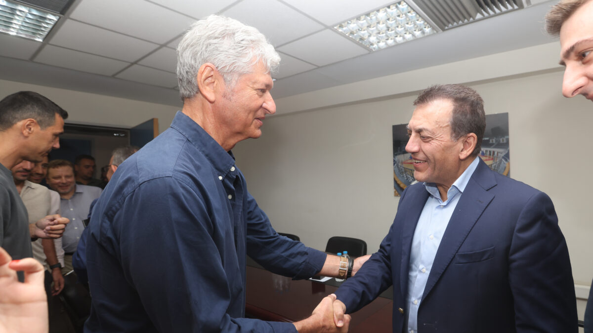 O Γιάννης Βρούτσης στη συνάντηση με την ΚΑΕ Άρης