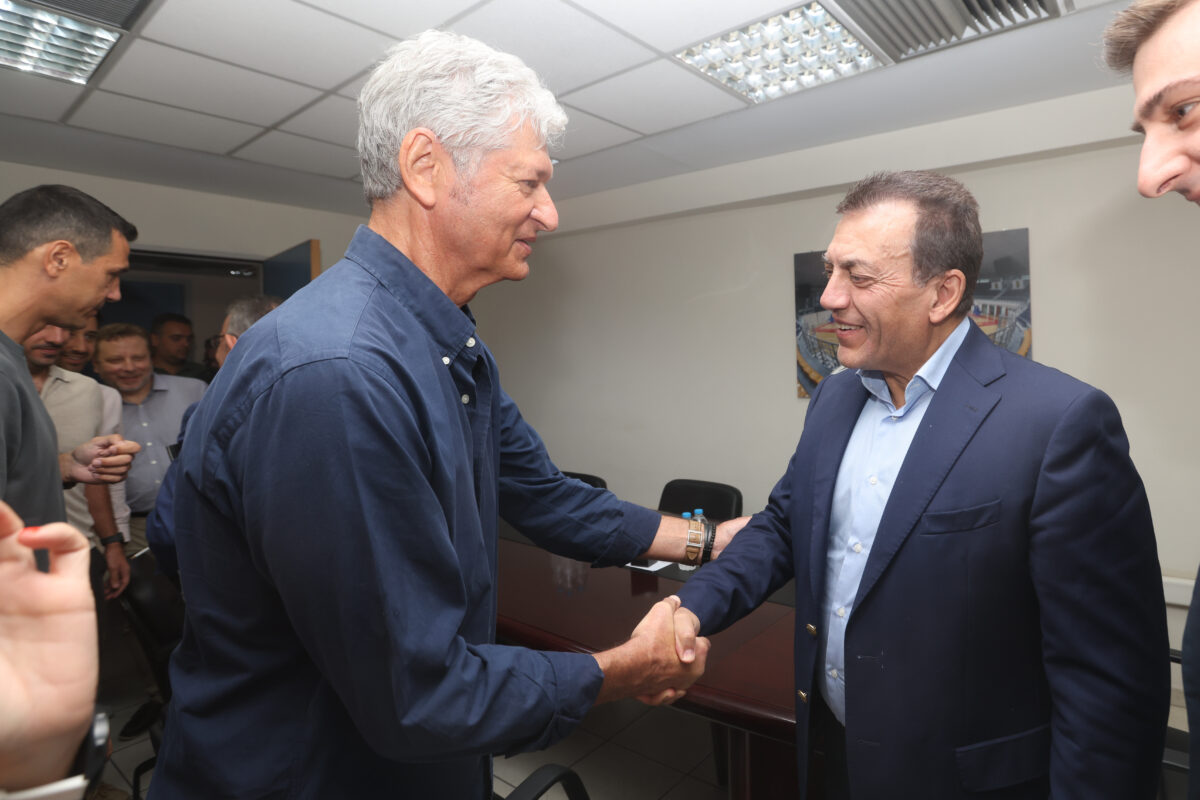 O Γιάννης Βρούτσης στη συνάντηση με την ΚΑΕ Άρης