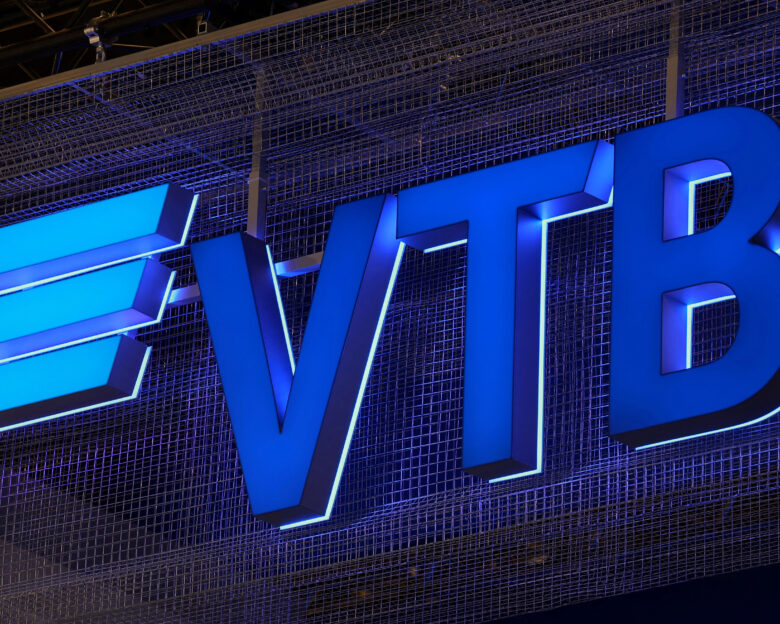 Η ρωσική VTB Bank βλέπει τα έσοδα από δάνεια να καταρρέουν εν μέσω πολεμικών πιέσεων