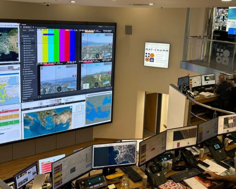 Στο «war room» της Πολιτικής Προστασίας: Πώς ελέγχουν τις πυρκαγιές σε όλη τη χώρα