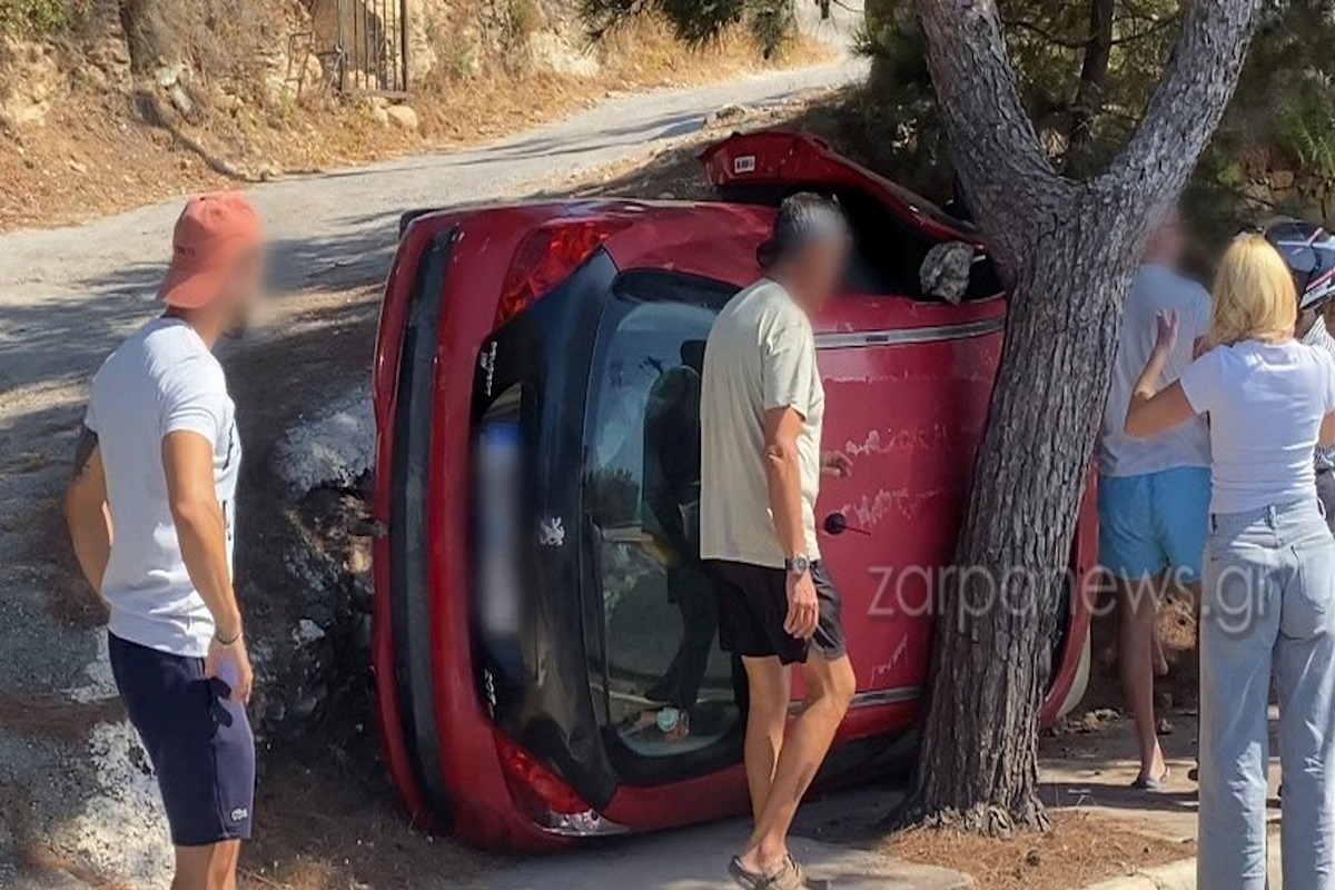 Το αυτοκίνητο που σφήνωσε στο δέντρο