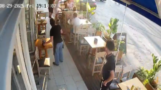 Η στιγμή που έσωσαν την πελάτισσα