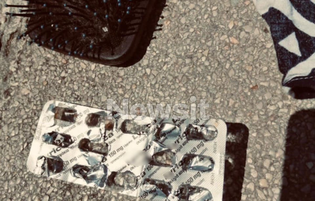 Ρούχα που βρέθηκαν σε θάμνο κοντά στο σπίτι της 32χρονης μητέρας του 3χρονου παιδιού που πέθανε από πνιγμό στο Παλαιό Φάληρο