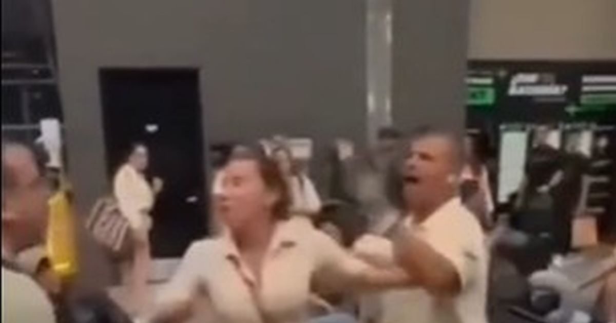 Colombia: A man slapped a woman at the airport because he wanted to sit next to his wife – “I get up otherwise I will pick you up”